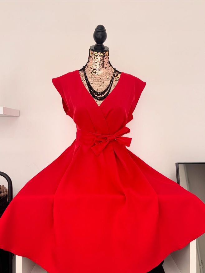 Tahle červená není jen barva, je to postoj.💃🏻 💄 Na svatby, večírky i chvíle, kdy chceš zázářit. 🎀 Doplněno decentní mašlí...