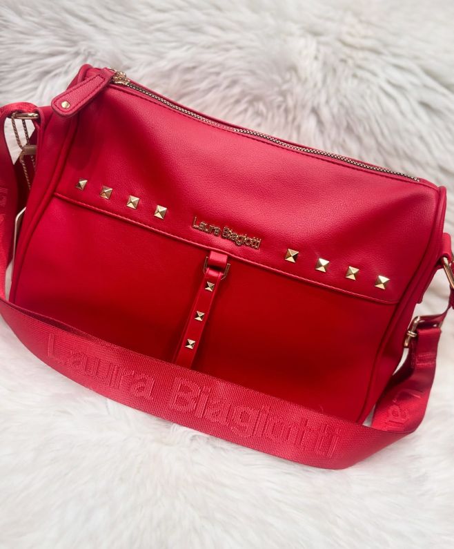 Červená elegance ❣️ Kabelka od Laura Biagiotti je magnetem pro vaše oči!❤️‍🔥 Zlaté cvočky a luxusní detaily💛 Najdete nás v...